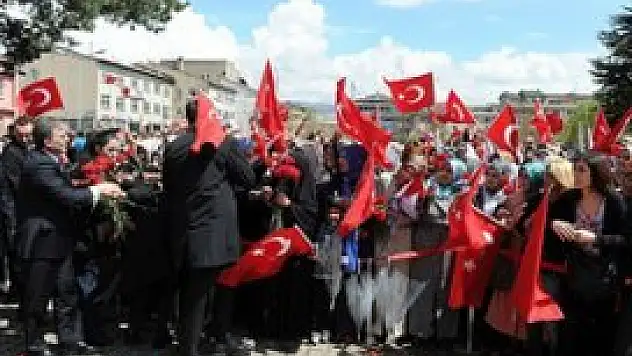 'Ellerdeki Türk bayraklarından gururlandım'