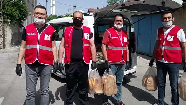 Kızılay, sokağa çıkma kısıtlamasında evlere ekmek ulaştırdı