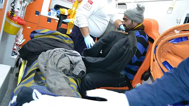 Konya'da otomobil refüje çarptı: 2 yaralı