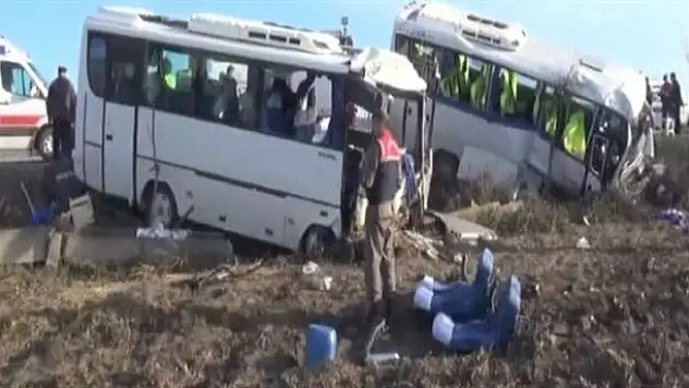 Öğrenci ve işçi servisleri çarpıştı: 1 ölü