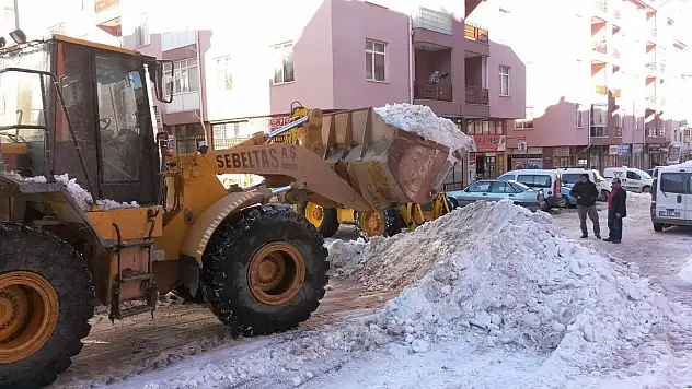 Toplanan karlar sulama kanallarına aktarılıyor