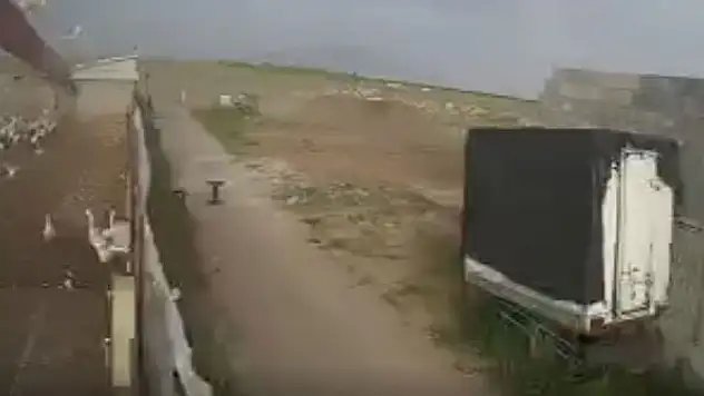 Konya'daki fırtına çiftliğin çatısını uçurdu!