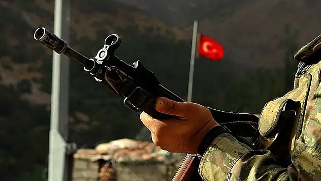 Cinnet getiren asker 3 arkadaşını şehit etti