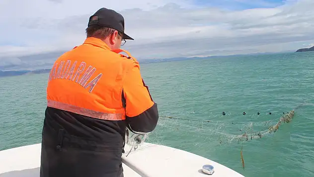 Beyşehir Gölü'nde jandarma yasak ağları topluyor