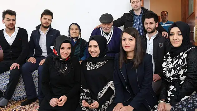 AK Partili gençlerden yaşlılara ziyaret