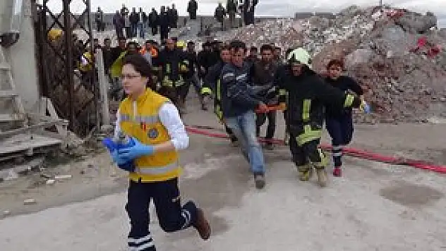 Sulama kanalına düştüğü iş makinesinden sağ çıkamadı