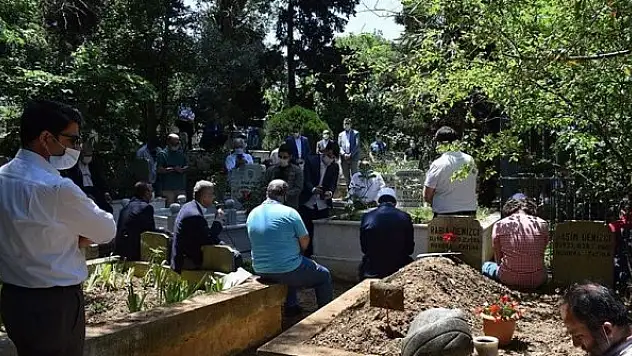 Şair Cahit Zarifoğlu kabri başında anıldı