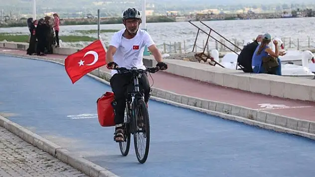 Dostlarına vefa için çıktığı turda bisikletiyle pedal çeviriyor