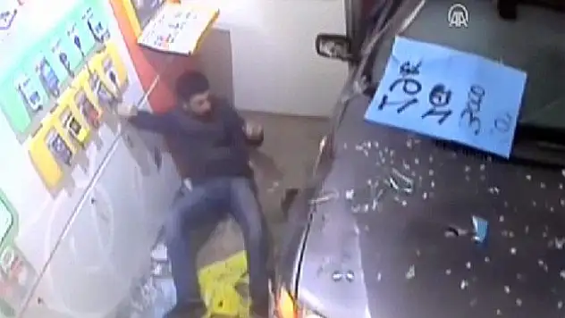 Çarptığı yayayla dükkana girdi