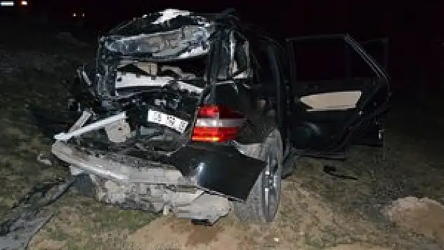 Kamyon cipe çarptı: 3 yaralı