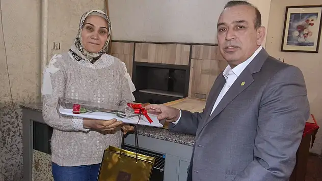 Kadın esnafa çiçekli kutlama