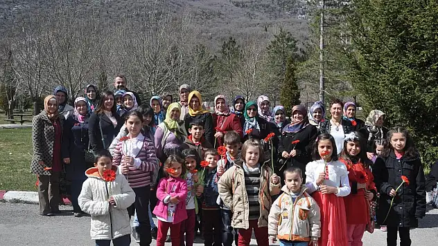 Bayan muhtardan kadın seçmenlerine jest