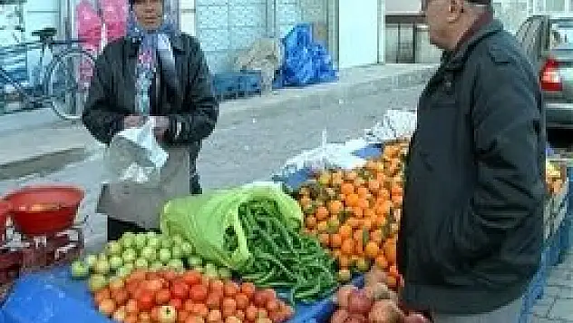 Yaşlı kadın 40 yıldır pazarcılık yapıyor