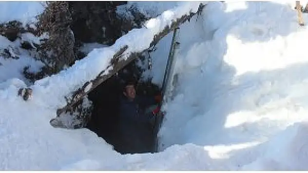Bin 700 rakımlı dağdaki deliğe kar depoladılar