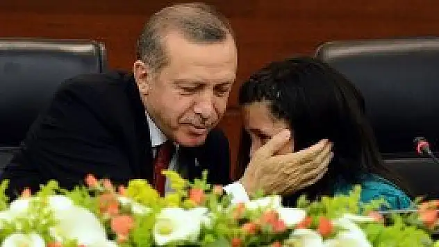 Başbakanlık koltuğunda gözyaşlarına boğuldu