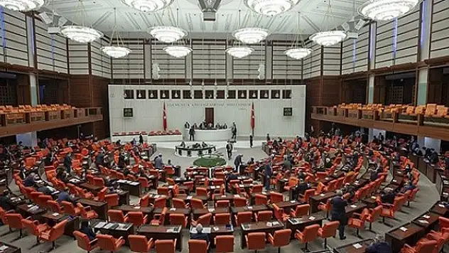 Yeni partilere altı aylık süre kalkıyor