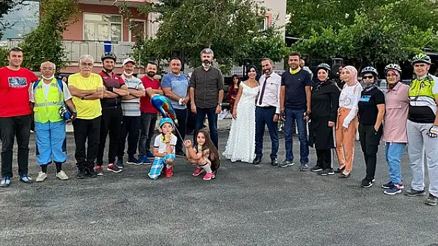 Düğün töreninde gelin ve damada arkadaşlarından bisikletli sürpriz
