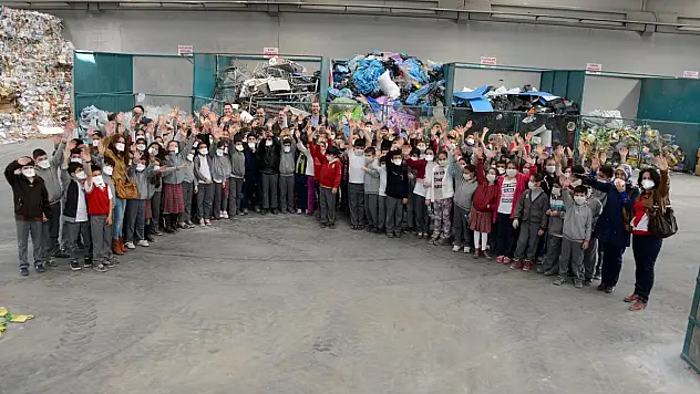 Öğrencilere uygulamalı geri dönüşüm eğitimi