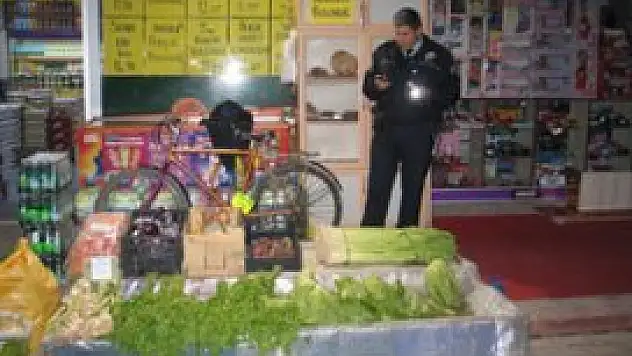 Hırsızlık şüphelisini yakalayıp polise teslim etti