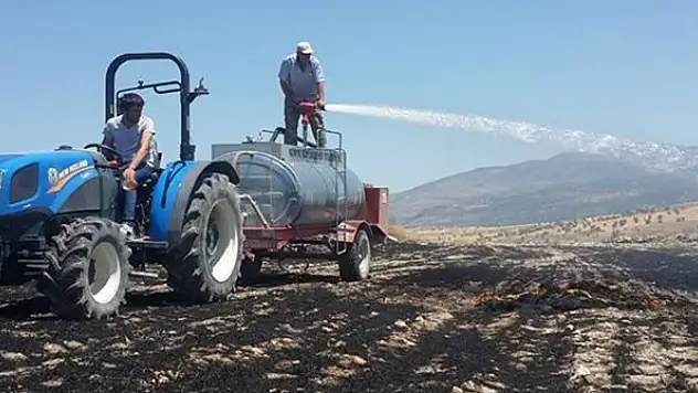 Beyşehir'de arazi yangınında saman balyaları yandı