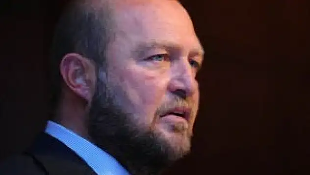 Eşini kıskanan Mustafa Koç bakın ne yaptırdı