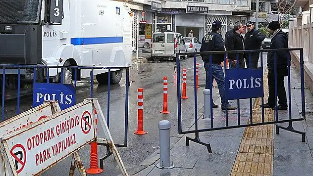 'Paralel yapı' operasyonunda iki polis aranıyor