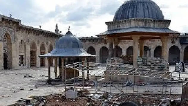 Tarihi Emevi Camisi yok oluyor