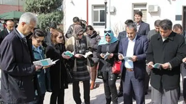 Kitap okumak için yürüyüş yaptılar