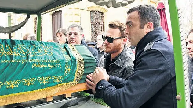 Kerem Bürsin dedesini toprağa verdi