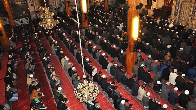 Cemaate çorba ve ekmek dağıtıldı