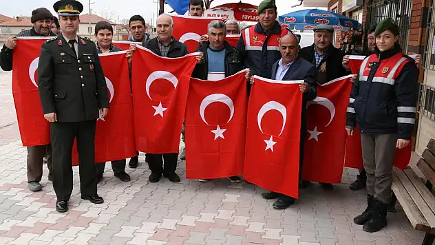 Kulu'da jandarma türk bayrağı dağıttı