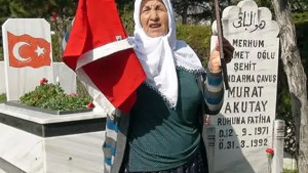 Şehit annesinin mezar isyanı