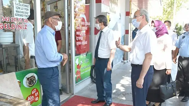 Başkan Candan maske dağıttı