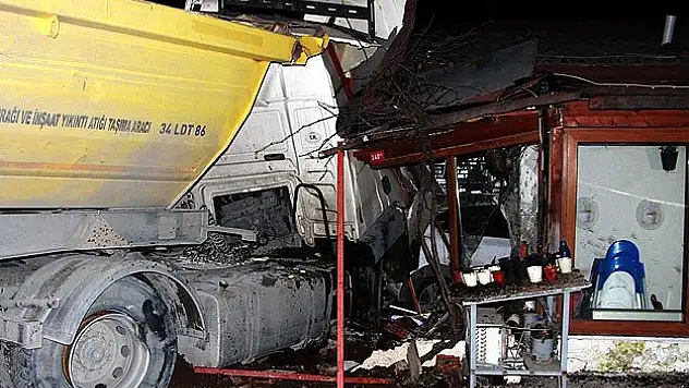 Hafriyat kamyonu restorana çarptı