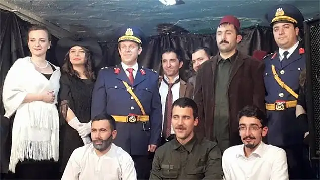 Öğretmenlerden tiyatro oyunu