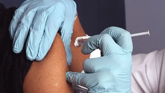 Kovid-19 aşı adayının klinik denemelerinde hafif ve orta dereceli yan etkilere rastlandı