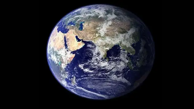 Gök taşları Dünya'nın yakınından geçti