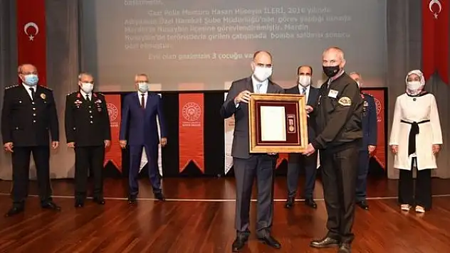 Konya'da şehit ailesi ve gazi yakınlarına Devlet Övünç Madalyası ile Beratı verildi