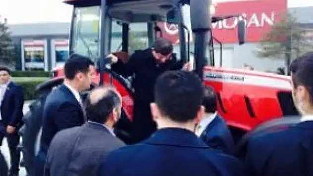 Davutoğlu traktörle tur attı