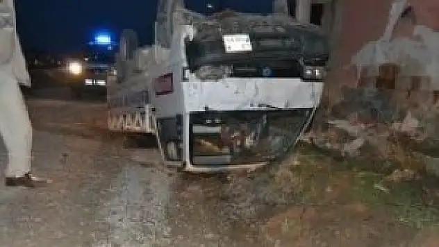 Pikap evin duvarına çarptı: 1 yaralı