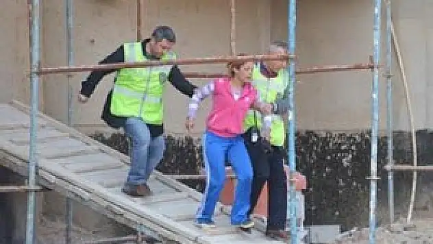 Sevgilisinin terk ettiği kadın çatıdan atlamak istedi