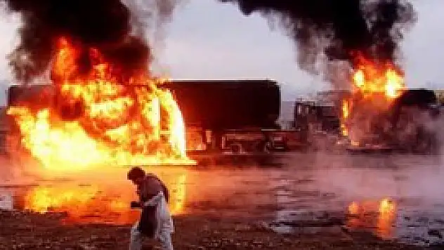 Afganistan'da otobüs yanan kamyona çarptı