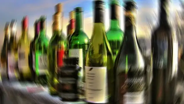 Hindistan'da sahte içki tüketimi nedeniyle en az 21 kişi öldü