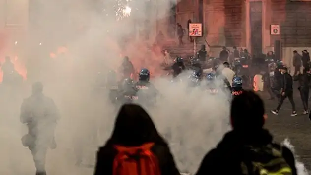 İtalya'da COVID-19 protestolarında arbede: 2 yaralı, 10 gözaltı