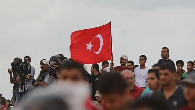 Filistinliler Fransa'ya tepki olarak Türk bayrağı taşıdı