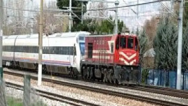 Konya'da Elektrik Kesilince YHT'yi Kara Tren Çekti