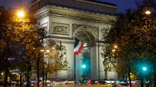 Paris'te sahte bomba alarmı