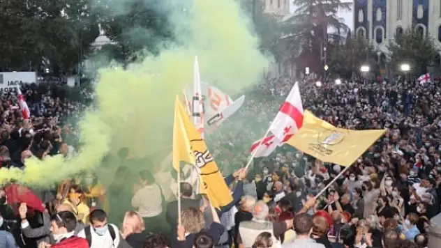 Gürcistan'da sonuçları kabul etmeyen muhalefetten erken seçim çağrısı