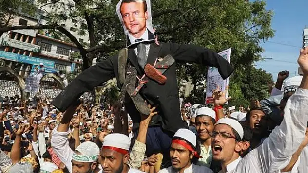 Bangladeş'te 10 binlerce kişi Fransa karşıtı miting düzenledi