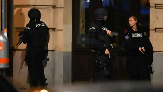 Türk genci yaralı polis ve kadına yardım etti